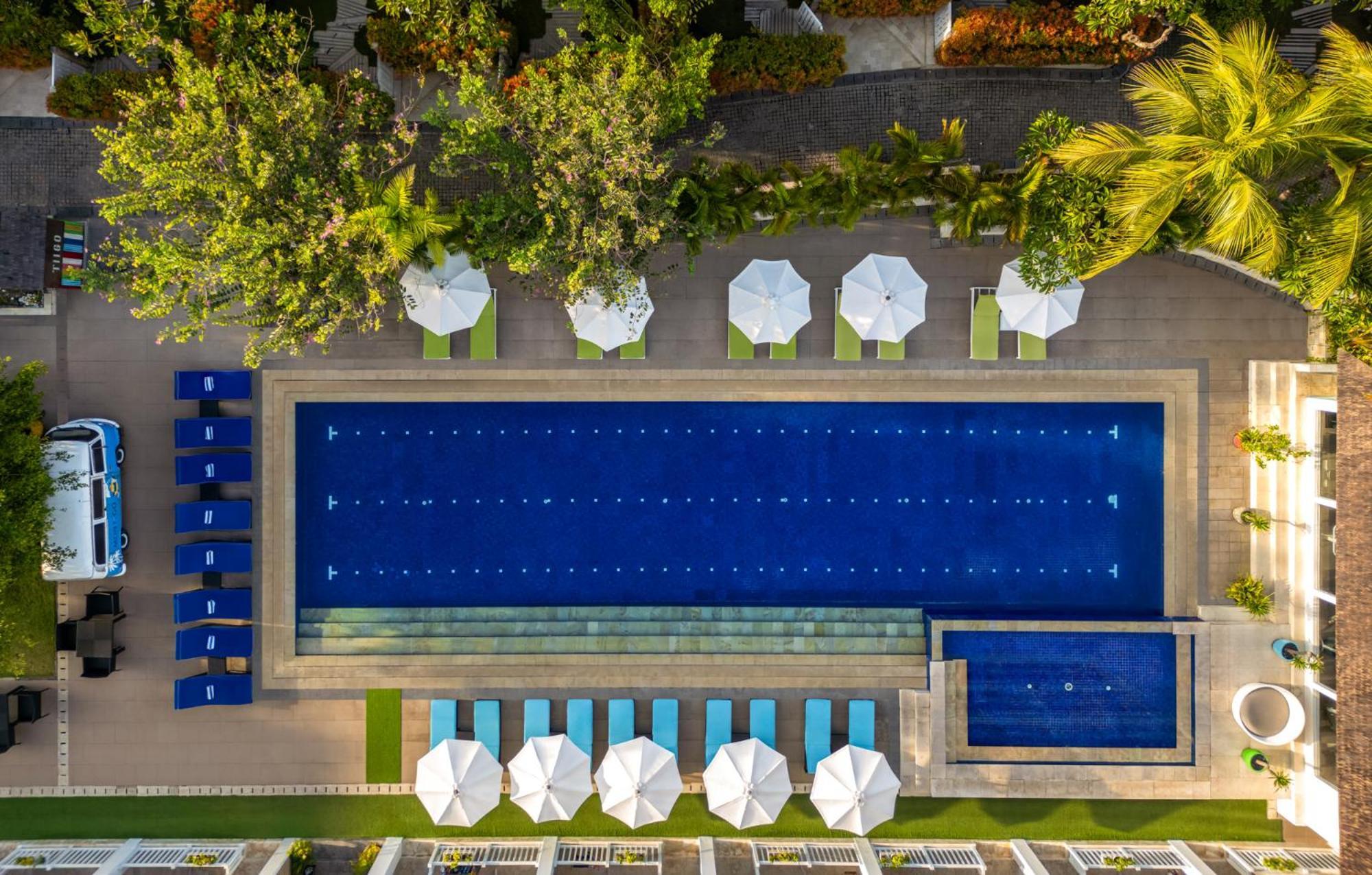 Montigo Resorts Seminyak Bagian luar foto The swimming pool at the hotel