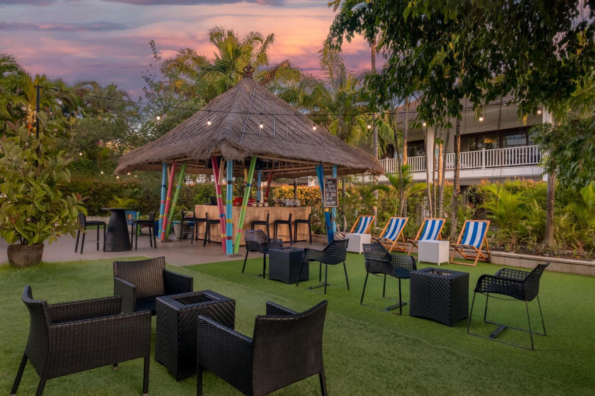 Montigo Resorts Seminyak Bagian luar foto The Pool Bar