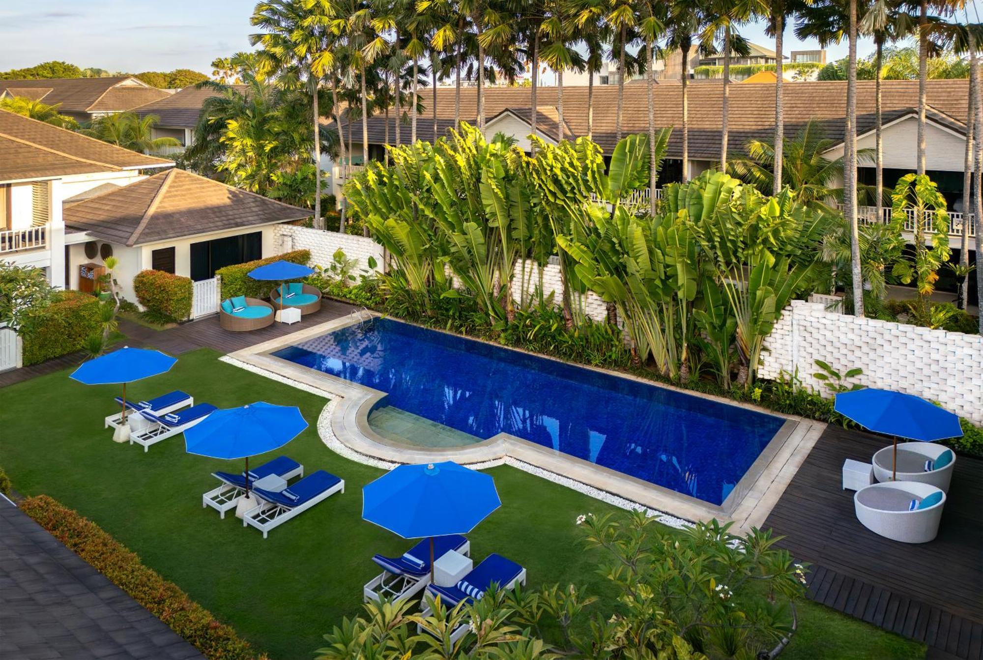 Montigo Resorts Seminyak Bagian luar foto The swimming pool at the hotel
