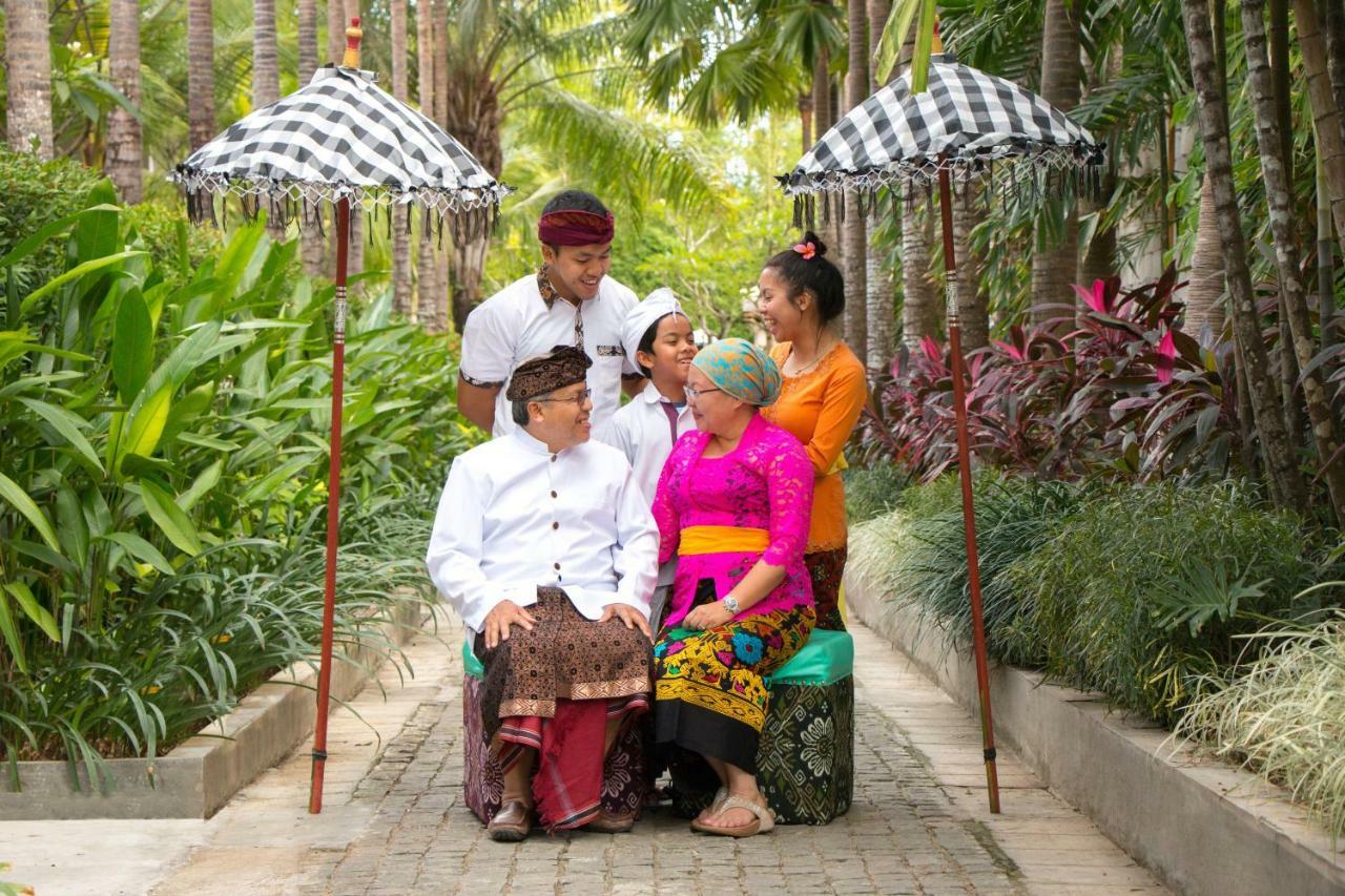 Montigo Resorts Seminyak Bagian luar foto A family from Bali